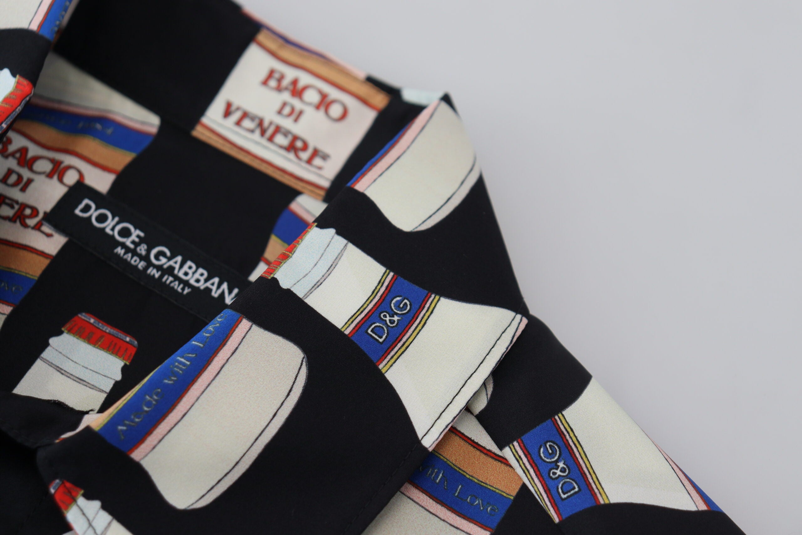 Dolce & Gabbana Black Silk Printed Collared Men Casual Shirt -   -  Dolce & Gabbana. Dolce & Gabbana Black Silk Printed Collared Men Casual Shirt -   -  Dolce & Gabbana.