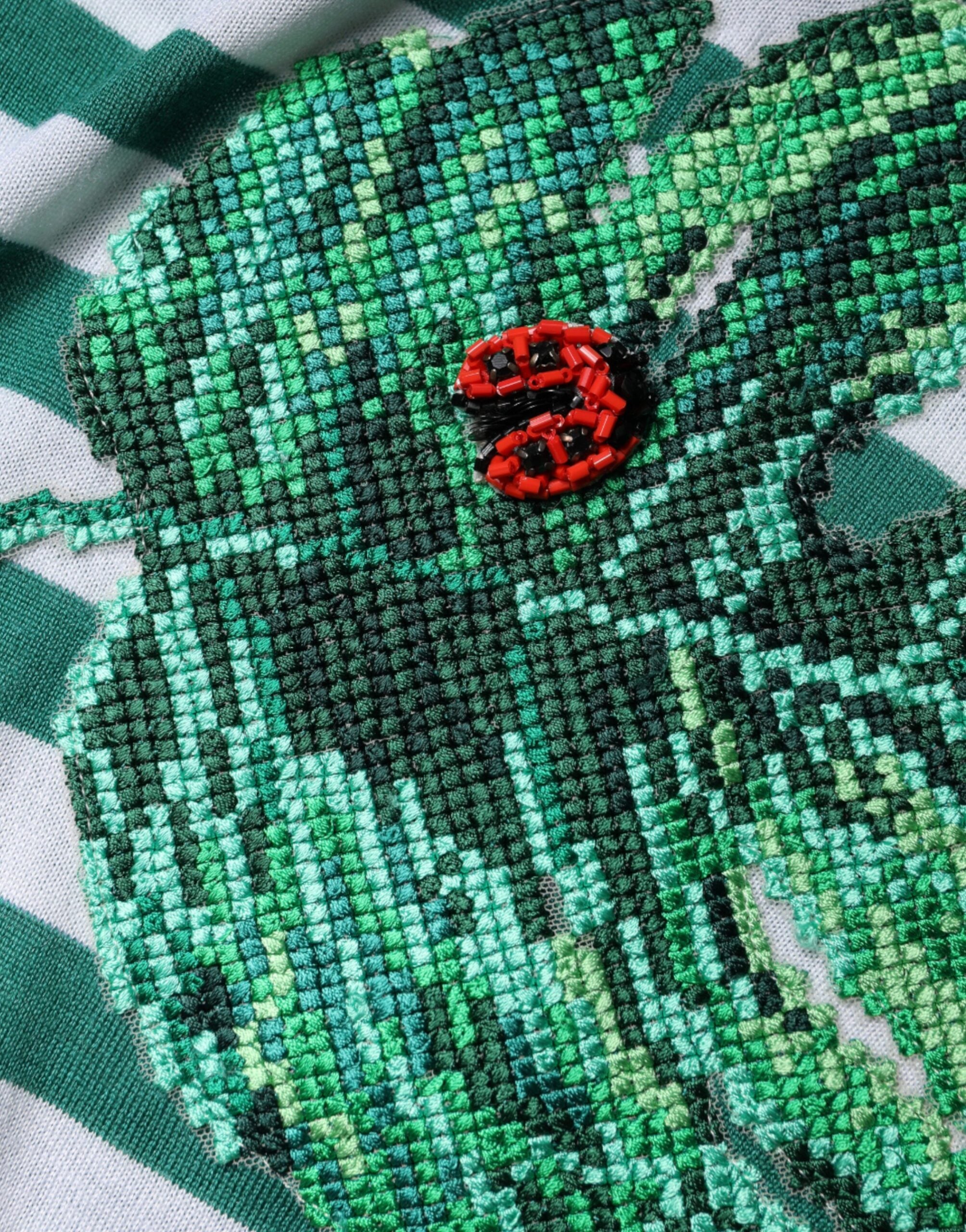 Dolce & Gabbana White Green Stripe Leaf Crew Neck T-shirt -   -  Dolce & Gabbana. Dolce & Gabbana White Green Stripe Leaf Crew Neck T-shirt -   -  Dolce & Gabbana.