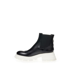 Alexander McQueen Elegant Leather Boots in Timeless Black -   -  Alexander McQueen.