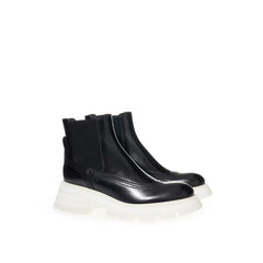 Alexander McQueen Elegant Leather Boots in Timeless Black -   -  Alexander McQueen.