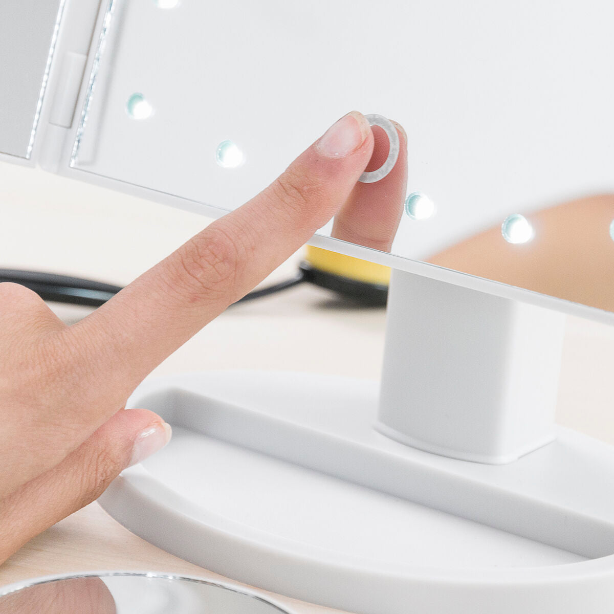 Magnifying Mirror with LED 4-in-1 Ledflect InnovaGoods -  Beauty, Utensils and accessories -  InnovaGoods.